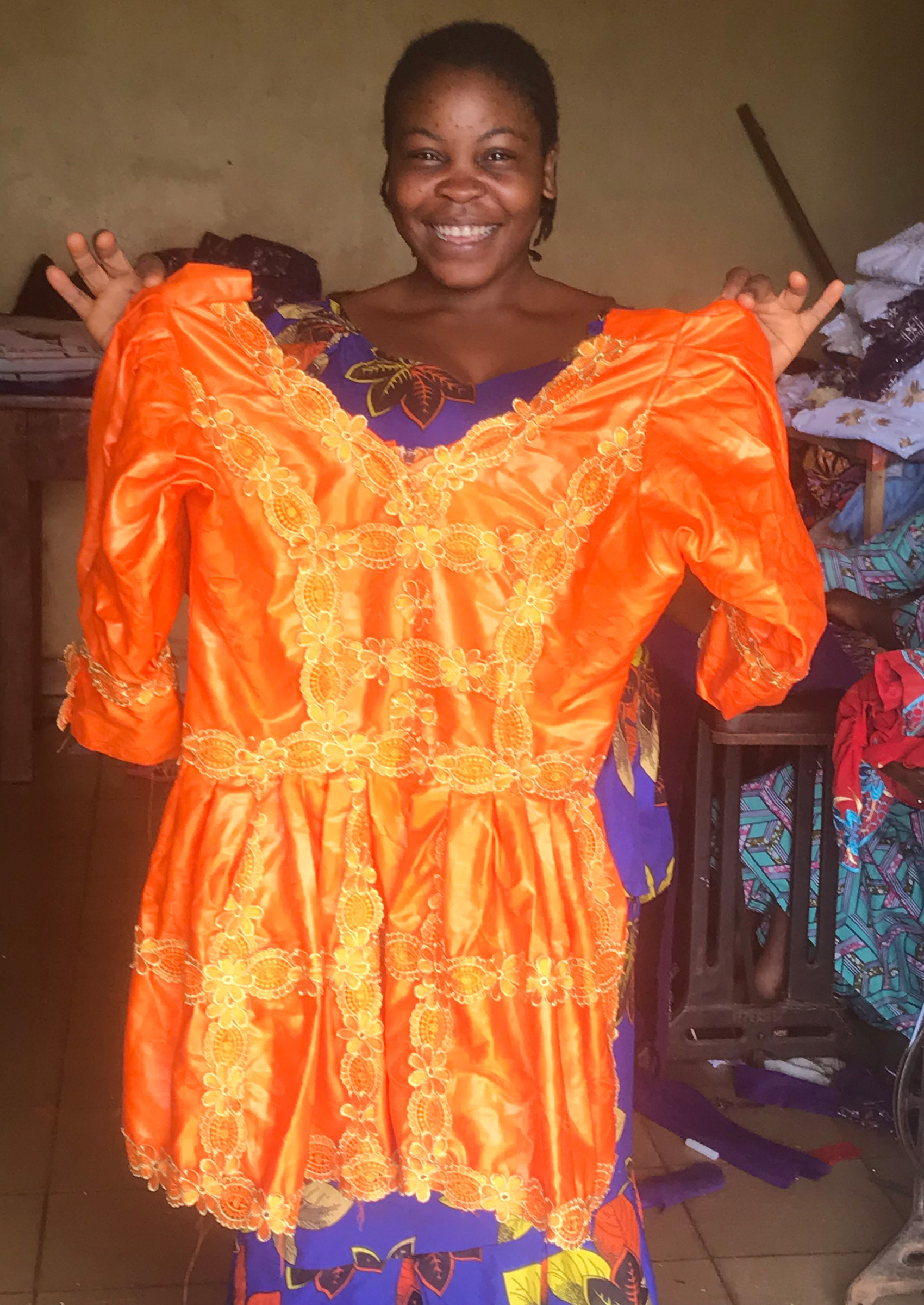 Junge Frau mit selbstgenähtem Kleid